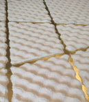 Prémium koberec z umělé kožešiny 3D Bubble 120x180cm - Bílý design se zlatými pruhy
