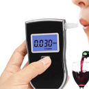 Digitální alkoholtester s podsvíceným LCD displejem, automatickou kontrolou senzoru, 3 měřicími jednotkami a 5 náustky v balení