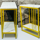 Moderní odkládací stolek se 2 policemi – mramorová deska a žlutý kovový rám, elegantní a všestranný design pro obývací pokoj, ložnici nebo kancelář